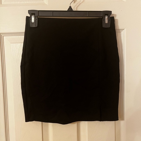 LaClef Women's Like New Black Mini Fitting Split Skirt - Picture 5 of 10